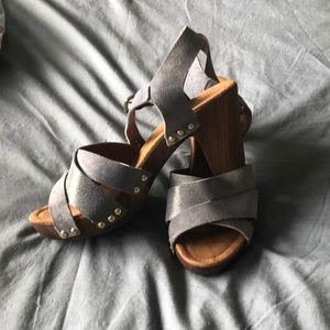 Like new Tamaris leather heels size 39 euro